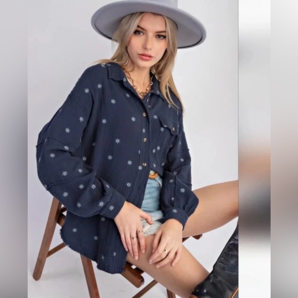 Easel Women's‎ Navy Button Down White Boho Embroidered Floral Chunky Shirt M EUC
